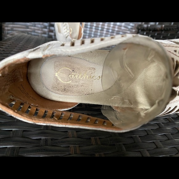 Suede Wedges by Earthics. Size 8.5 - Picture 8 of 8